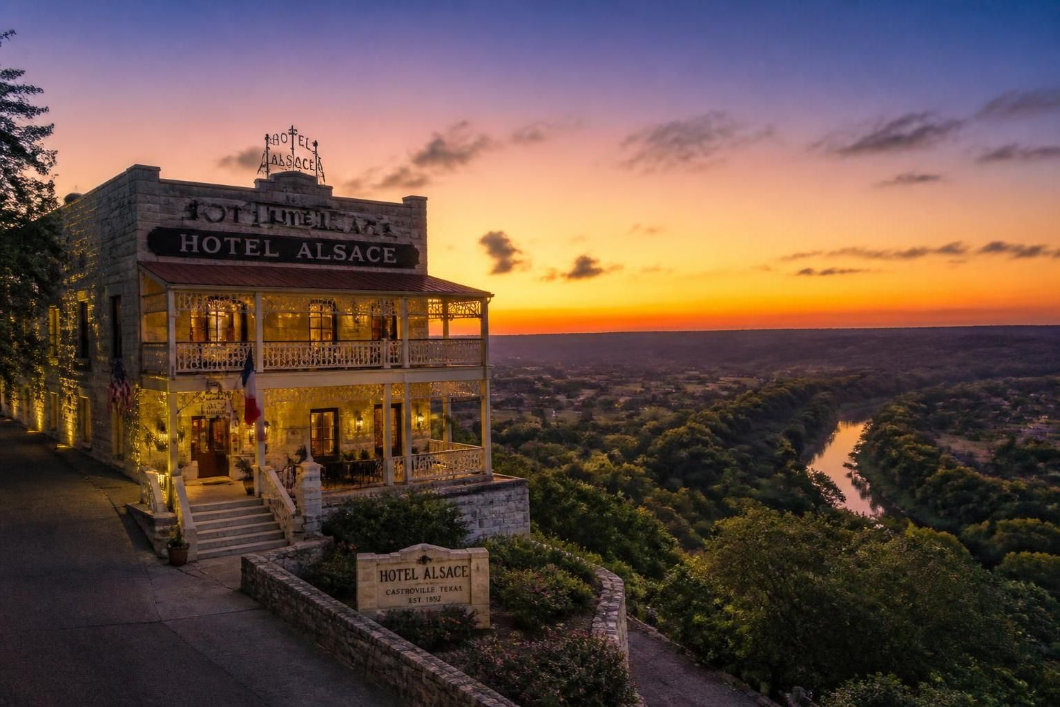 découvrez l'hôtel alsace à castroville, tx : un séjour alliant confort moderne et authenticité texane pour une expérience unique au cœur du texas.